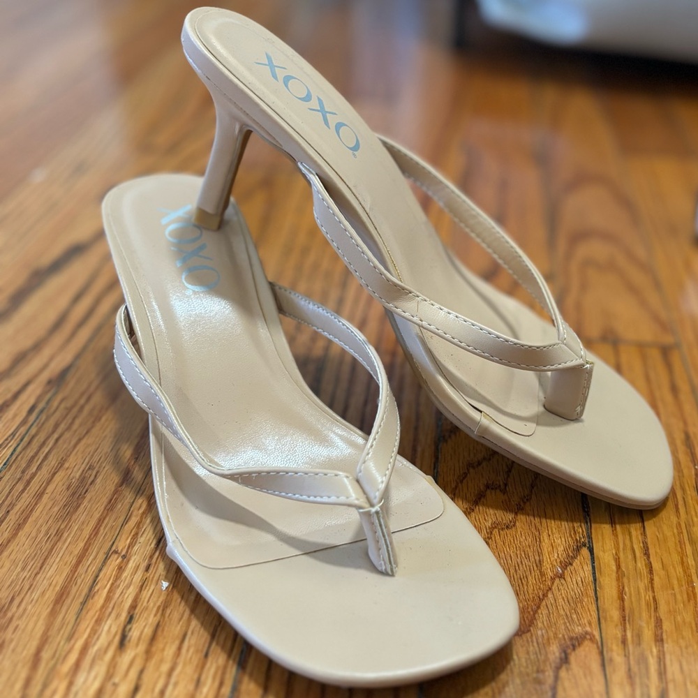 Kitten heels, nude, never worn